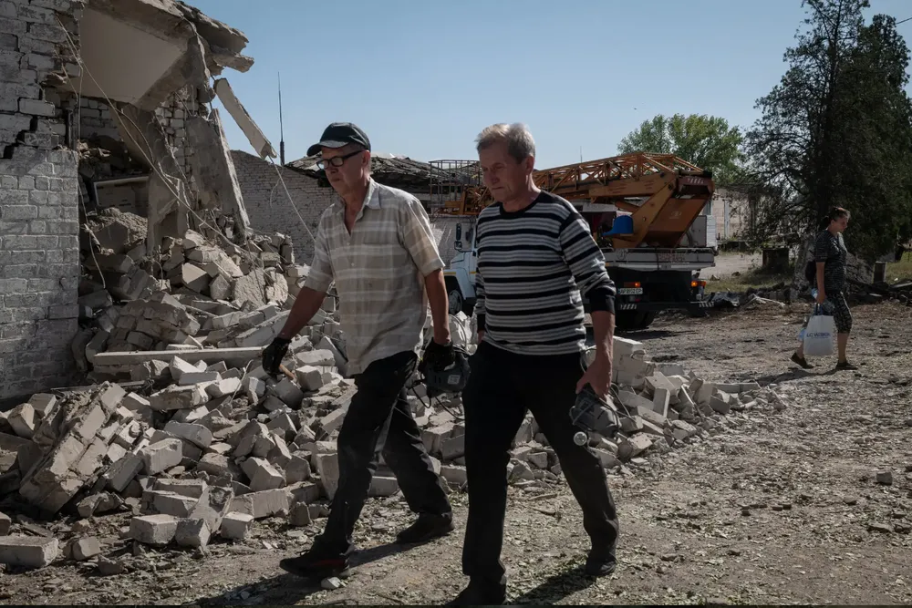 Một khu vực ở tỉnh Zaporizhzhia bị phá hủy do bom lượn vào hôm 24-9. Ảnh: THE NEW YORK TIMES chien-su-nga-ukraine-26-9.png