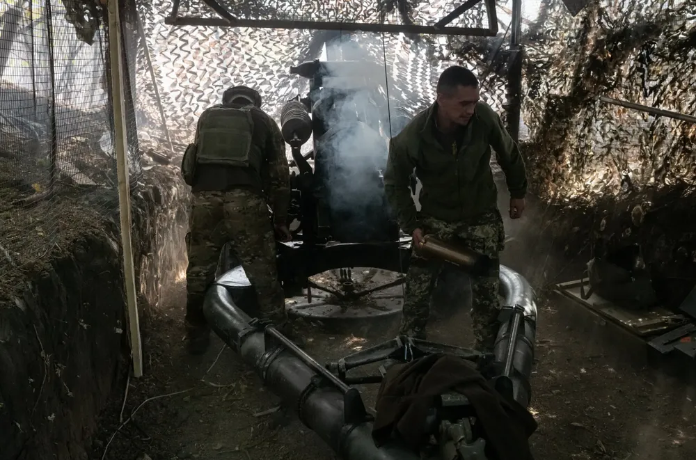 Lính Ukraine khai hỏa về phía Nga ở TP Pokrovsk (tỉnh Donetsk). Ảnh: THE NEW YORK TIMES Chiến sự Nga-Ukraine 26-9: Ukraine căng mình ở Kharkiv, Donetsk