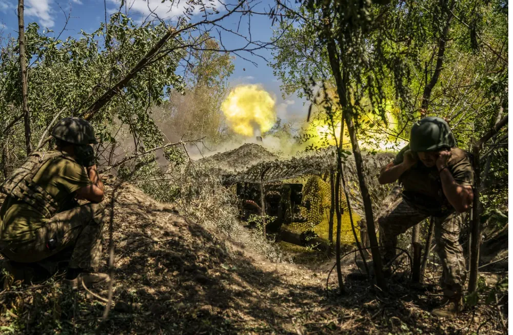 Lính Ukraine khai hỏa ở tỉnh Donetsk hồi tháng 7. Ảnh: AFP Chiến sự Nga-Ukraine 29-9: Nga ráo riết chuẩn bị tấn công Zaporizhzhia; Ukraine thương vong lớn ở Donetsk, Kursk