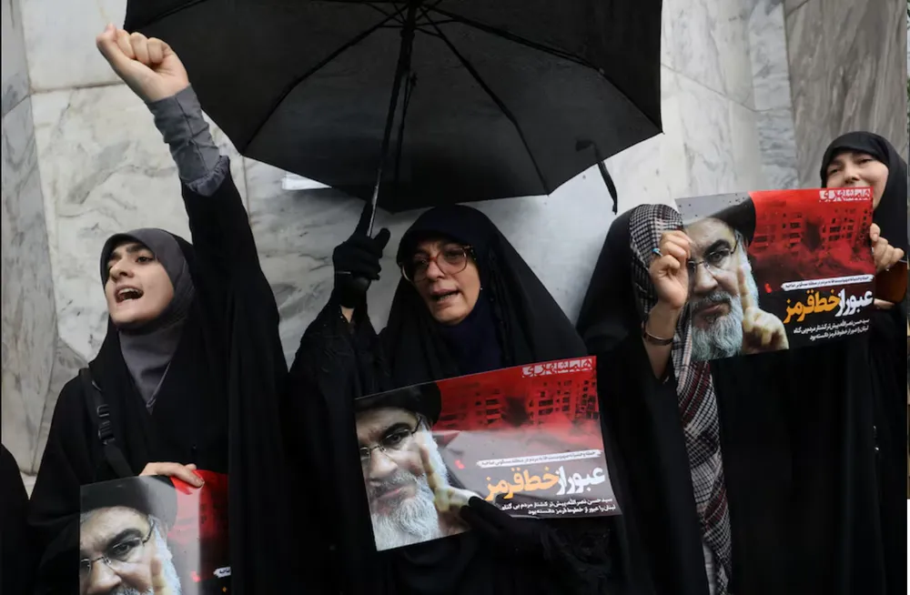 Người dân tại thủ đô Tehran (Iran) thương tiếc lãnh đạo Hezbollah Hassan Nasrallah hôm 28-9. Ảnh: REUTERS israel-giet-chet-thu-linh-hezbollah.png