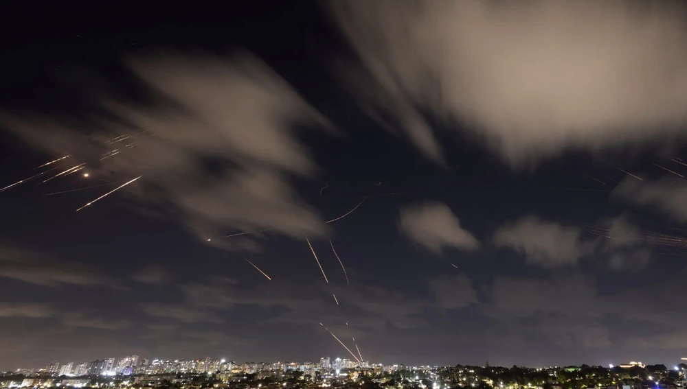 Giải mã thông điệp từ đòn trả đũa tên lửa của Iran vào Israel