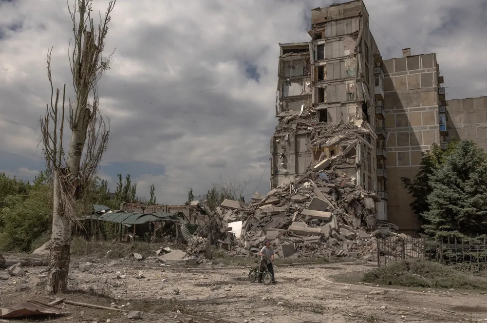 Một tòa nhà bị phá hủy ở TP Toretsk (tỉnh Donetsk). Ảnh: AFP chien-su-nga-ukraine-15-10.png