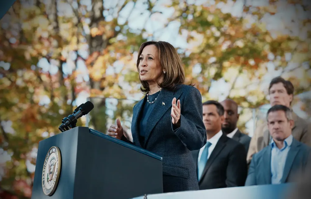 Phó Tổng thống Mỹ Kamala Harris phát biểu tại một sự kiện vận động tranh cử ở Washington Crossing, bang Pennsylvania hôm 16-10. Ảnh: THE NEW YORK TIMES ong-trump-ba-harris-tranh-cu-o-bang-chien-truong.png