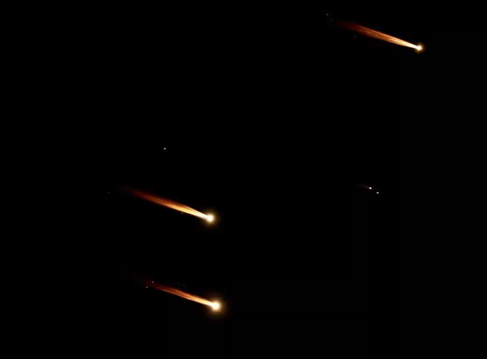 Tên lửa Iran tấn công Israel vào ngày 1-10. Ảnh: REUTERS Nóng: Israel tung đòn trả đũa Iran