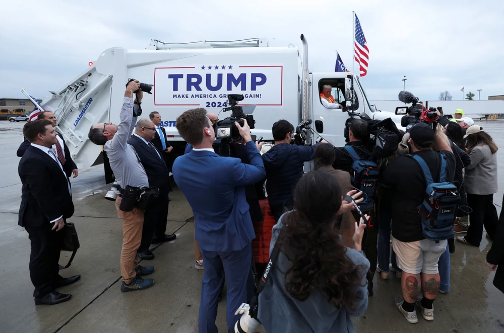 Ông Trump ngồi trên xe rác, đáp trả phát ngôn ‘vạ miệng’ của ông Biden