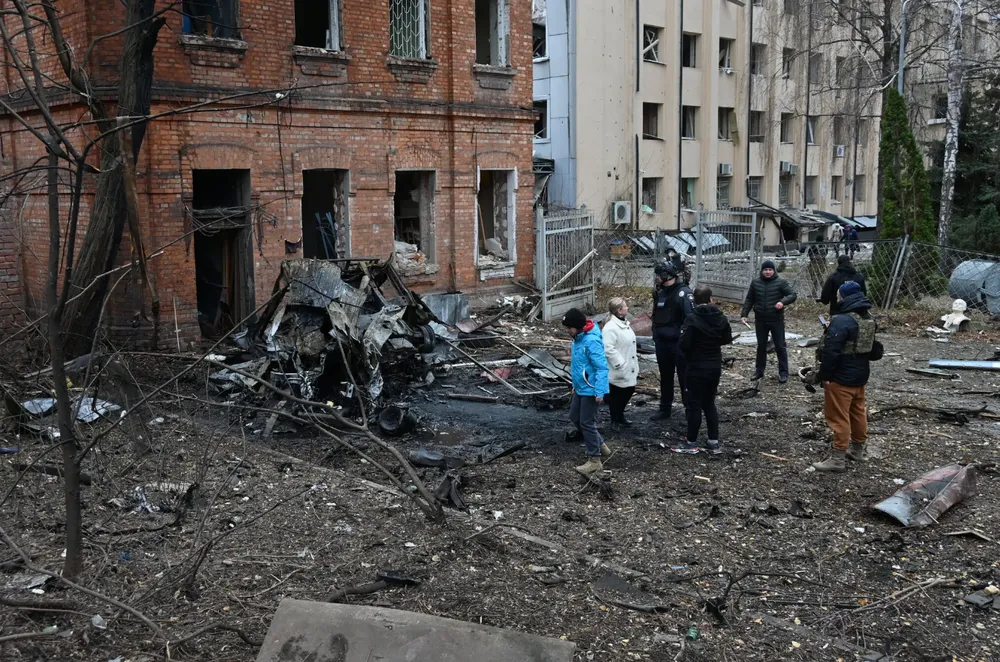 Cơ sở hạ tầng ở tỉnh Kharkiv hư hại vì bị Nga đánh bom vào đầu tuần này. Ảnh: THE NEW YORK TIMES chien-su-nga-ukraine-28-11.png