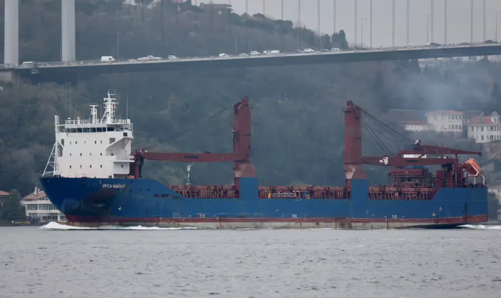 Tàu chở hàng của Nga bị chìm sau một vụ nổ