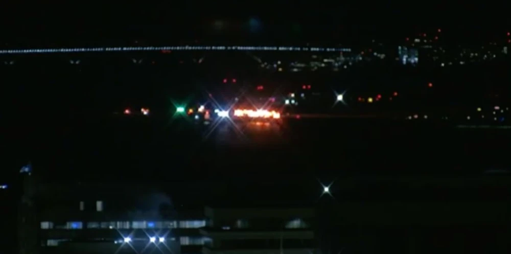 Máy bay chở khách đâm xuống sông gần thủ đô Washington D.C