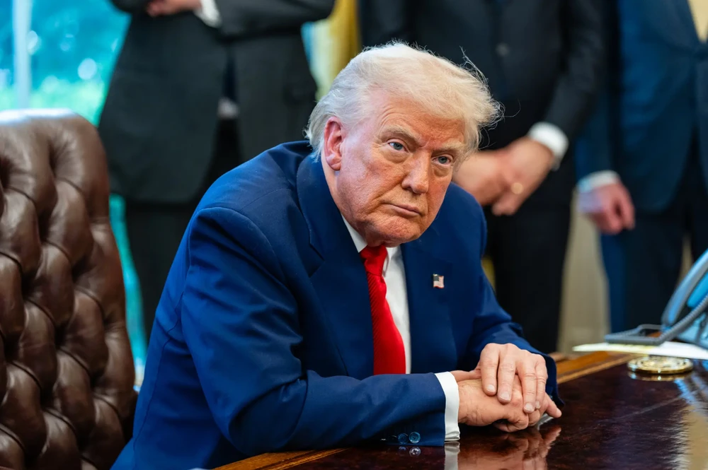 Tổng thống Trump ký sắc lệnh làm 'vòi hoa sen Mỹ tuyệt vời trở lại'