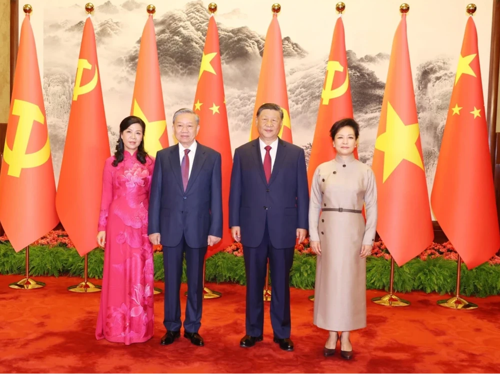 Tổng Bí thư, Chủ tịch nước Trung Quốc Tập Cận Bình và phu nhân cùng Tổng Bí thư, Chủ tịch nước Tô Lâm và phu nhân chụp ảnh chung ngày 19-8-2024, nhân dịp Tổng Bí thư, Chủ tịch nước Tô Lâm và phu nhân thăm cấp nhà nước tới Trung Quốc. Ảnh: TTXVN tap-can-binh-tham-viet-nam.png