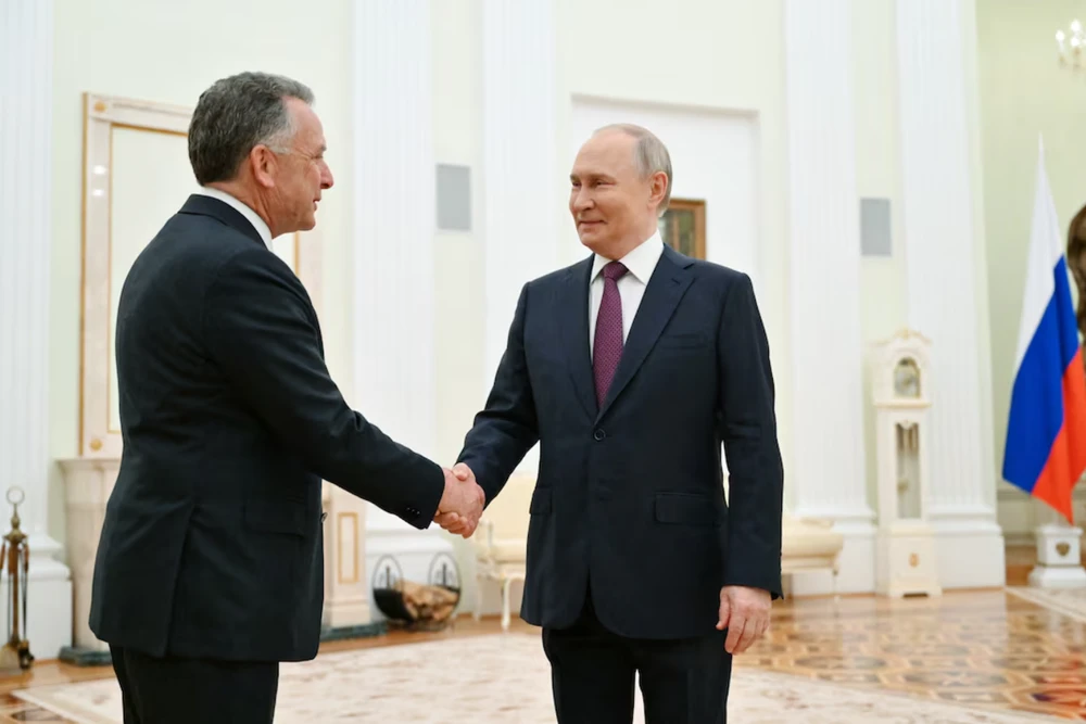 Tổng thống Nga Vladimir Putin đón Đặc phái viên của Tổng thống Mỹ Donald Trump - ông Steve Witkoff tại Moscow để bàn về chấm dứt xung đột Nga-Ukraine hôm 25-4. Ảnh: SPUTNIK Chiến sự Nga-Ukraine 26-4: Sân bay Nga ở Crimea hứng đòn UAV; Nga, Mỹ 'xích lại gần nhau' về vấn đề Ukraine