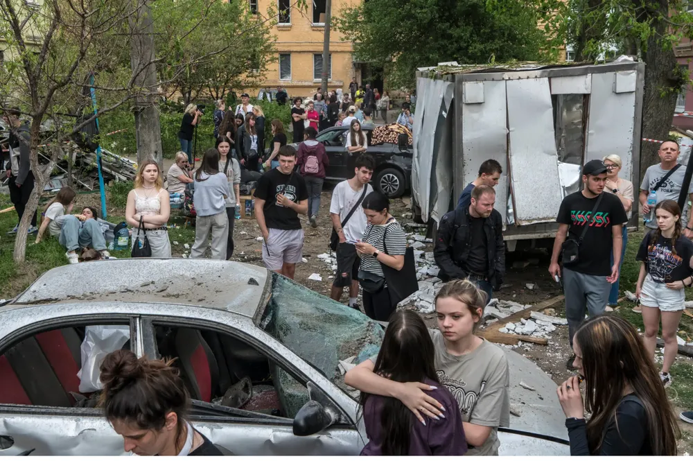 Quang cảnh hoang tàn sau khi tên lửa Nga nã vào thủ đô Kiev tuần trước. Ảnh: THE NEW YORK TIMES chien-su-nga-ukraine-29-4-2025.jpg