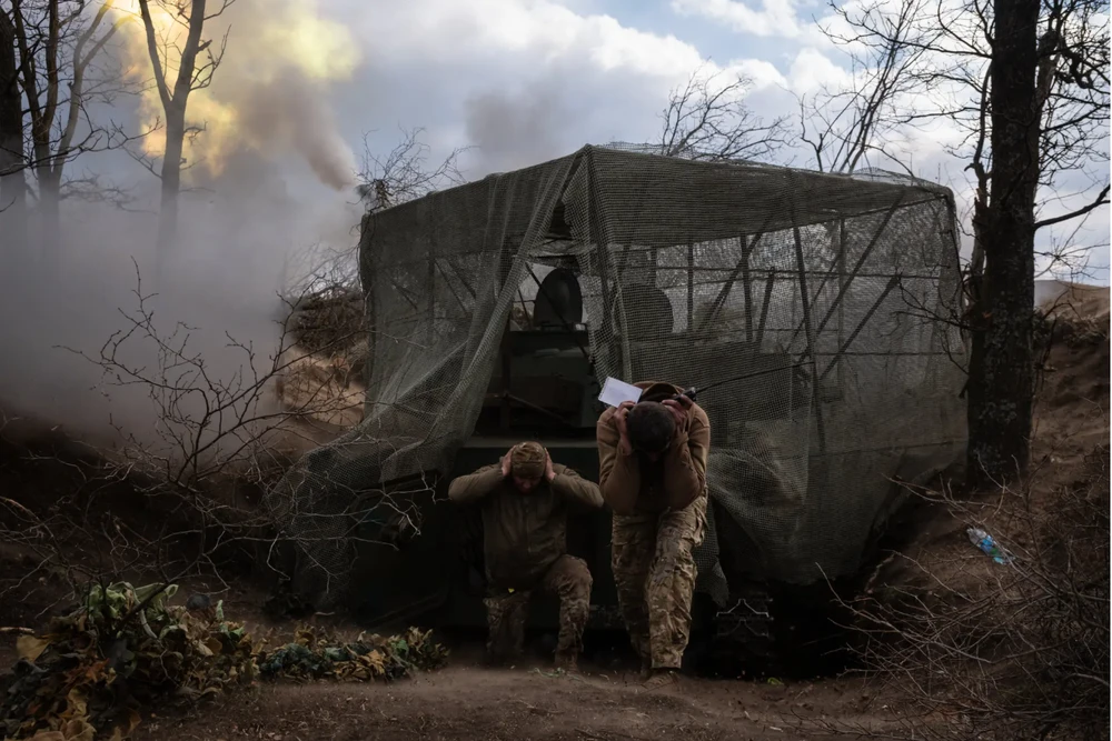 Lính Ukraine ở Donetsk khai hỏa về phía Nga. Ảnh: THE NEW YORK TIMES Chiến sự Nga-Ukraine 13-5: Ông Trump nói về đàm phán Kiev-Moscow; Giao tranh ác liệt ở Donetsk, Kursk