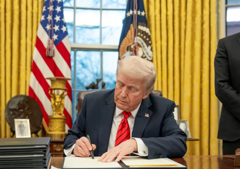 Tổng thống Trump ký lệnh dỡ bỏ trừng phạt Syria