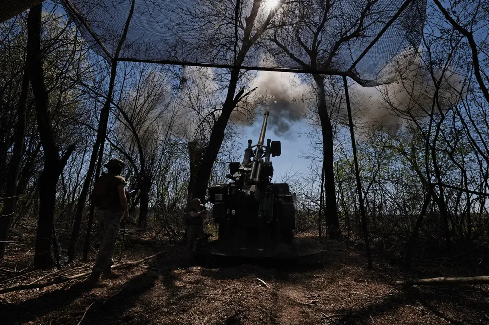 Lính Ukraine tác chiến ở Donetsk hồi tháng 4. Ảnh: THE NEW YORK TIMES Chiến sự Nga-Ukraine 6-7: Nga 'đổ' quân vào Kharkiv; Ukraine mất hơn 1.200 lính