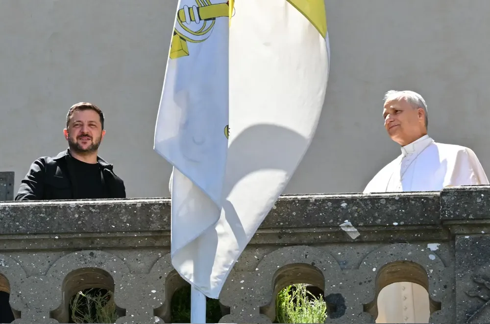 Tổng thống Ukraine Volodymyr Zelensky (trái) đã gặp Giáo hoàng Leo XIV ngày 9-7. Ảnh: AFP Chiến sự Nga-Ukraine 10-7: Ukraine hứng đòn tên lửa, UAV; Ông Zelensky gặp Giáo hoàng