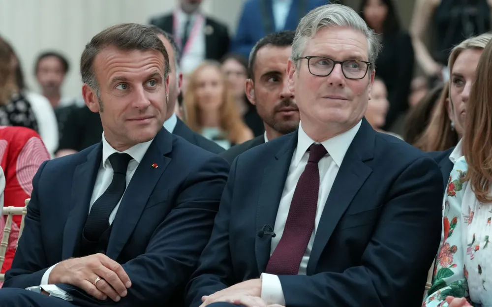 Tổng thống Pháp Emmanuel Macron (trái) và Thủ tướng Anh Keir Starmer. Ảnh: Carlos Jasso/POOL/EPA Lần đầu tiên Anh và Pháp hợp tác răn đe hạt nhân