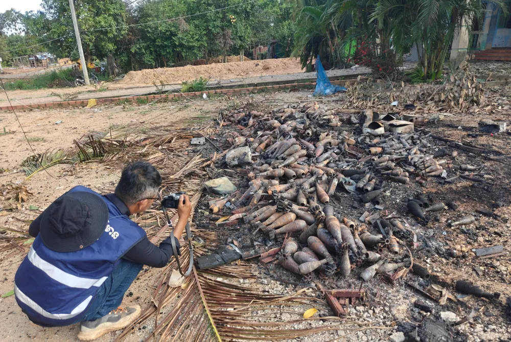 Đạn pháo được cho là của Thái Lan bắn ra ở khu vực đền Prasat Ta Muen Thom. Ảnh: THMEY THMEY Lính Campuchia bị Thái Lan bắt thai-lan-chua-tha-linh-campuchia-bi-bat-giu.png