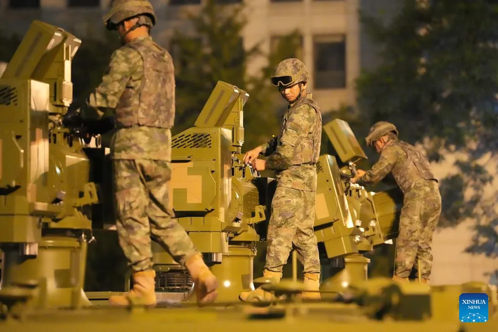 Rạng sáng 3-9, quân đội Trung Quốc chuẩn bị cho cuộc duyệt binh.Ảnh: THX