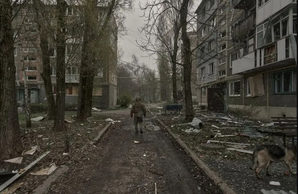 Chiến sự Nga-Ukraine 4-11: Kiev đánh lạc hướng Moscow ở Pokrovsk; Ukraine đánh sở chỉ huy phòng không S-400 Triumf ở Crimea