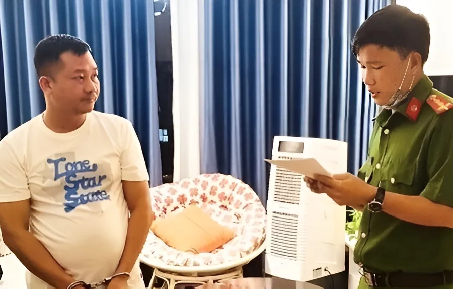 Cảnh sát đọc lệnh bắt Trịnh Quốc Hưng. Ảnh: CACC Cảnh sát đọc lệnh bắt Trịnh Quốc Hưng