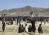 Taliban ân xá quan chức Kabul, kêu gọi phụ nữ tham gia điều hành đất nước ảnh 2 Thi thể người Afghanistan kẹt trong càng đáp vận tải cơ C-17 bay khỏi Kabul