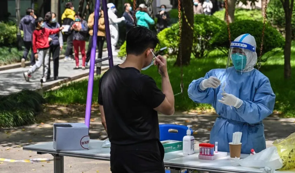 Nhân viên y tế xét nghiệm cho người dân ở TP Thượng Hải, Trung Quốc. Ảnh: AFP Nhân viên y tế xét nghiệm cho người dân ở TP Thượng Hải, Trung Quốc. Ảnh: AFP
