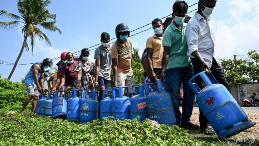 Người dân Sri Lanka xếp hàng dài lấy nhiên liệu. Ảnh: AFP