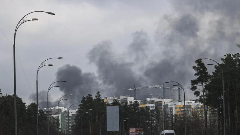 Khói đen bao trùm TP Kiev, Ukraine ngày 16-4. Ảnh: GETTY IMAGES