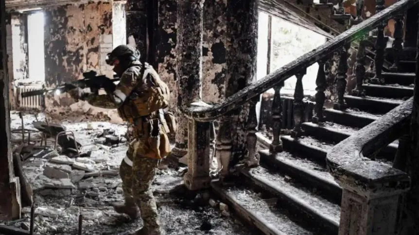 Lính Nga tuần tra tại một nhà hát ở TP Mariupol (Ukraine) bị không kích hồi tháng 3. Ảnh: AFP Lính Nga tuần tra tại một nhà hát ở TP Mariupol (Ukraine) bị không kích hồi tháng 3. Ảnh: AFP