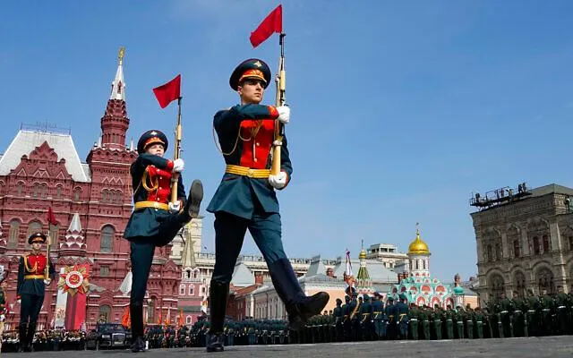 Diễu binh tại Quảng trường Đỏ ngày 9-5. Ảnh: AP