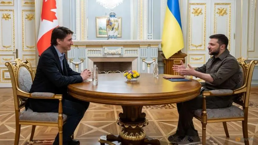 Thủ tướng Canada Justin Trudeau (trái) hội đàm với Tổng thống Ukraine Volodymyr Zelensky hôm 8-5 tại thủ đô Kiev, Ukraine. Ảnh: REUTERS Thủ tướng Canada Justin Trudeau (trái) hội đàm với Tổng thống Ukraine Volodymyr Zelensky hôm 8-5 tại thủ đô Kiev, Ukraine. Ảnh: REUTERS