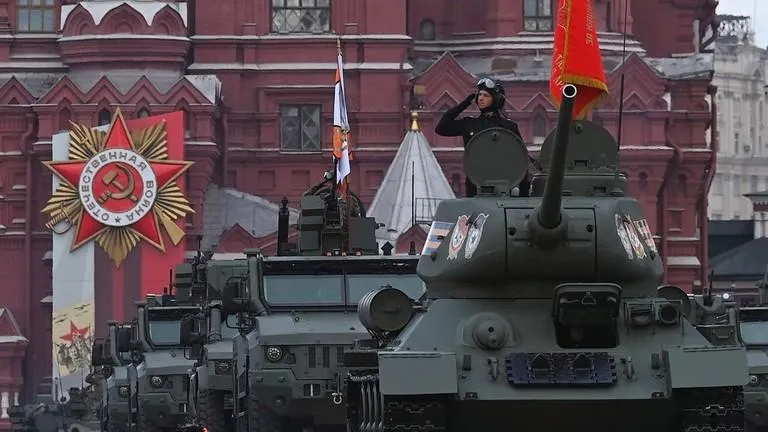 Xe tăng T-34 thời Liên Xô và xe bọc thép địa hình Typhoon xuất hiện trong lễ kỷ niệm. Ảnh: REUTERS