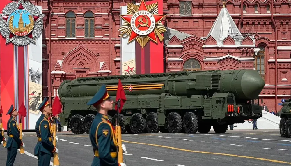 Bệ phóng tên lửa đạn đạo xuyên lục địa Yars của Nga trong buổi diễn tập hôm 7-5. Ảnh: DAILY MAIL