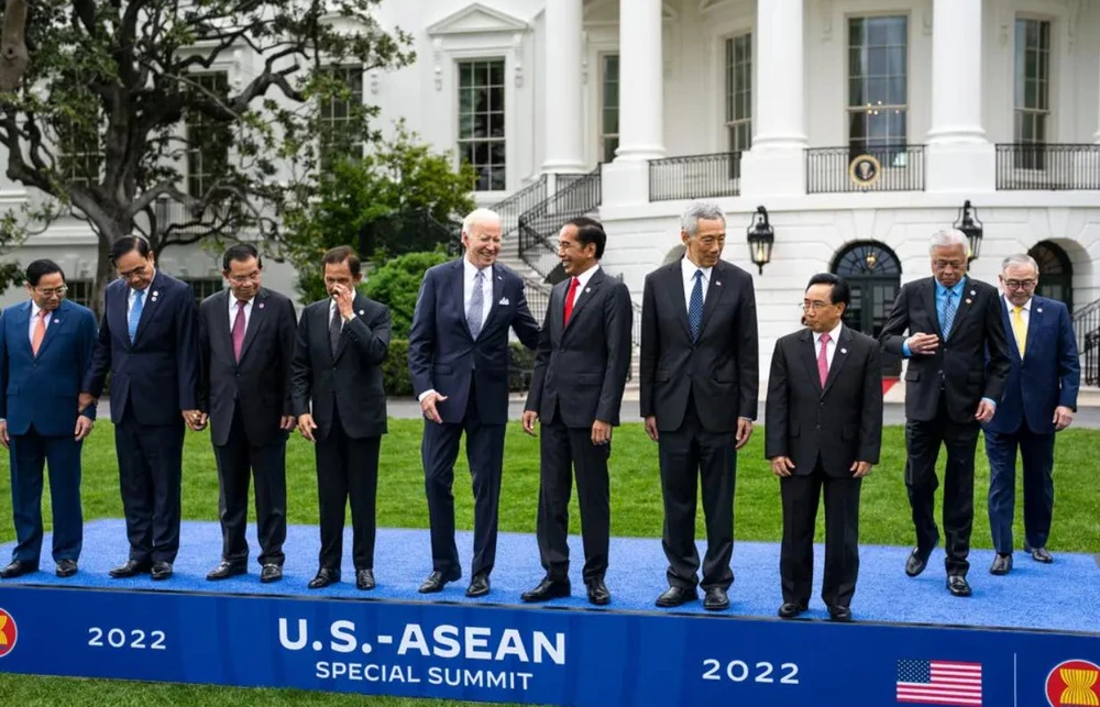 Ông Biden cùng lãnh đạo các nước ASEAN chụp hình tại Nhà Trắng ngày 12-5. Ảnh: THE NEW YORK TIMES