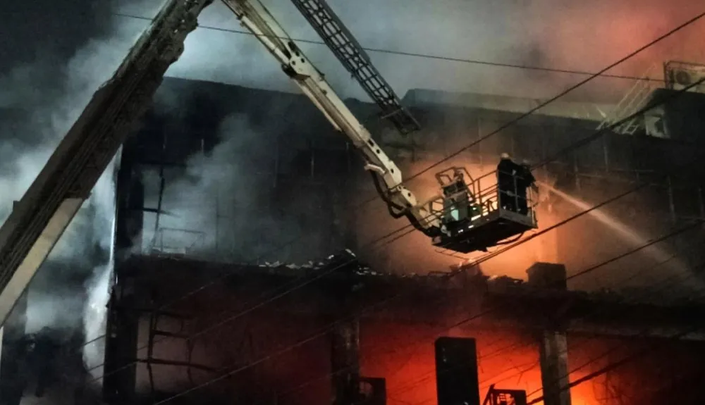 Ít nhất 27 người đã thiệt mạng trong vụ cháy hôm 13-5 ở New Delhi, Ấn Độ. Ảnh: AP Ít nhất 27 người đã thiệt mạng trong vụ cháy hôm 13-5 ở New Delhi, Ấn Độ. Ảnh: AP