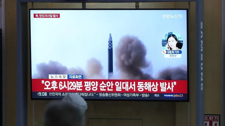Triều Tiên bắn 3 tên lửa đạn đạo về hướng biển Nhật Bản sau khi bị lên án trong hội nghị thượng đỉnh Bộ tứ 1 ngày trước đó. Ảnh: AP