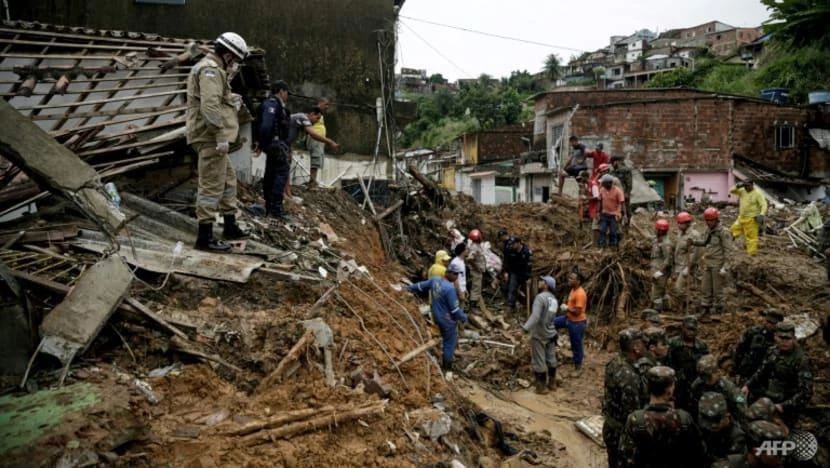 Binh lính, lực lượng cứu hỏa cùng người dân địa phương nỗ lực tìm kiếm nạn nhân của trận lở đất tại TP Recife, bang Pernambuco (Brazil) hôm 29-5. Ảnh: AFP