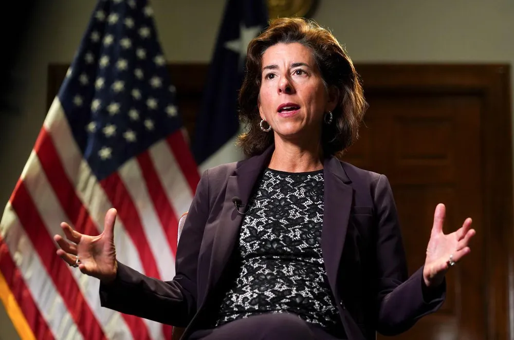 Bộ trưởng Thương mại Mỹ - bà Gina Raimondo. Ảnh: REUTERS