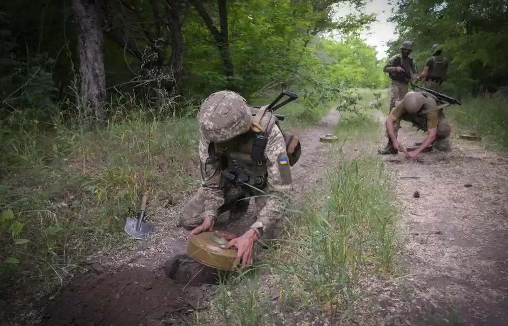 Lực lượng đặc nhiệm Ukraine đặt mìn trên đường đi của quân Mocsow ở tỉnh Donetsk, miền đông Ukraine. Ảnh: AP Lực lượng đặc nhiệm Ukraine đặt mìn trên đường đi của quân Mocsow ở tỉnh Donetsk, miền đông Ukraine. Ảnh: AP