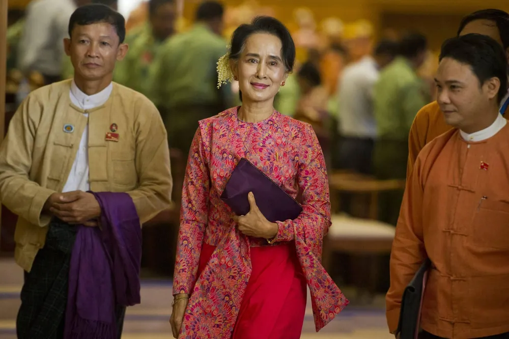 Cựu Cố vấn Nhà nước Myanmar Aung San Suu Kyi (giữa). Ảnh: AFP