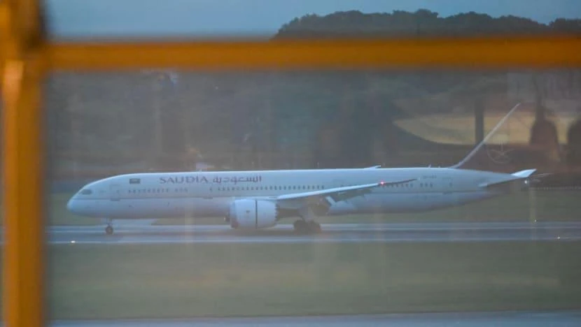 Máy bay chở Tổng thống Sri Lanka đáp xuống sân bay quốc tế Changi (Singapore) tối 14-7. Ảnh: AFP Máy bay chở Tổng thống Sri Lanka đáp xuống sân bay quốc tế Changi (Singapore) tối 14-7. Ảnh: AFP