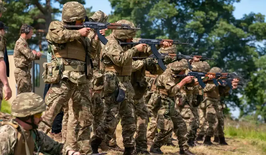 Lính Ukraine được huấn luyện tại một căn cứ quân sự ở gần TP Manchester (Anh) ngày 8-7. Ảnh: THE SUN Lính Ukraine được huấn luyện tại một căn cứ quân sự ở gần TP Manchester (Anh) ngày 8-7. Ảnh: THE SUN