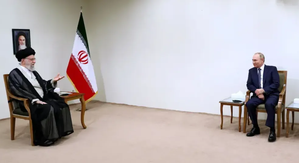 Tổng thống Nga Vladimir Putin (phải) đã gặp Lãnh tụ Tối cao Iran - ông Ayatollah Ali Khamenei vào ngày 19-7 tại thủ đô Tehran. Ảnh: REUTERS Tổng thống Nga Vladimir Putin (phải) đã gặp Lãnh tụ Tối cao Iran - ông Ayatollah Ali Khamenei vào ngày 19-7 tại thủ đô Tehran. Ảnh: REUTERS