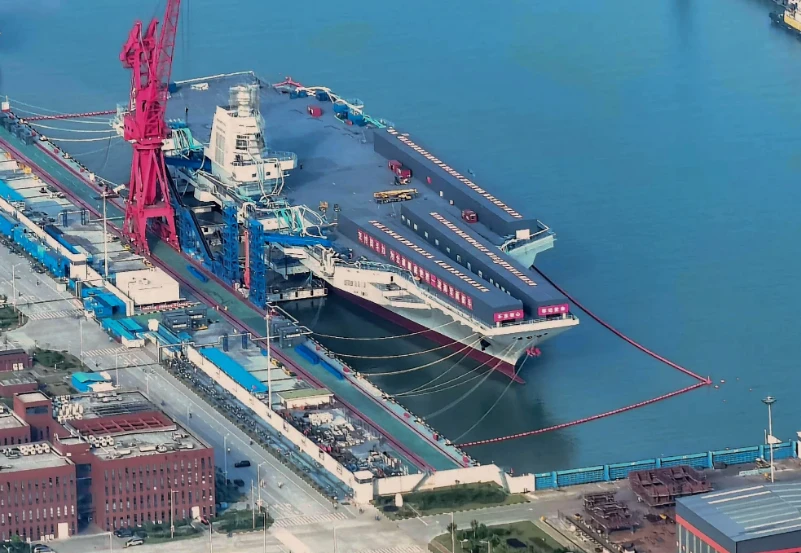 Một trong số các bức ảnh lan truyền trên mạng xã hội cho thấy tàu sân bay Phúc Kiến thiếu radar, vũ khí. Ảnh: WEIBO