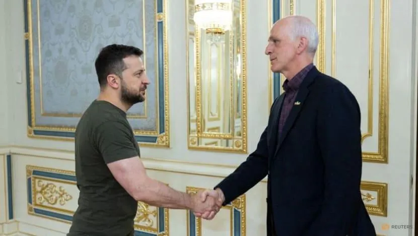 Tổng thống Ukraine - ông Volodymyr Zelensky (trái) và Hạ nghị sĩ Adam Smith - Chủ tịch Ủy ban Quân vụ Hạ viện Mỹ. Ảnh: REUTERS