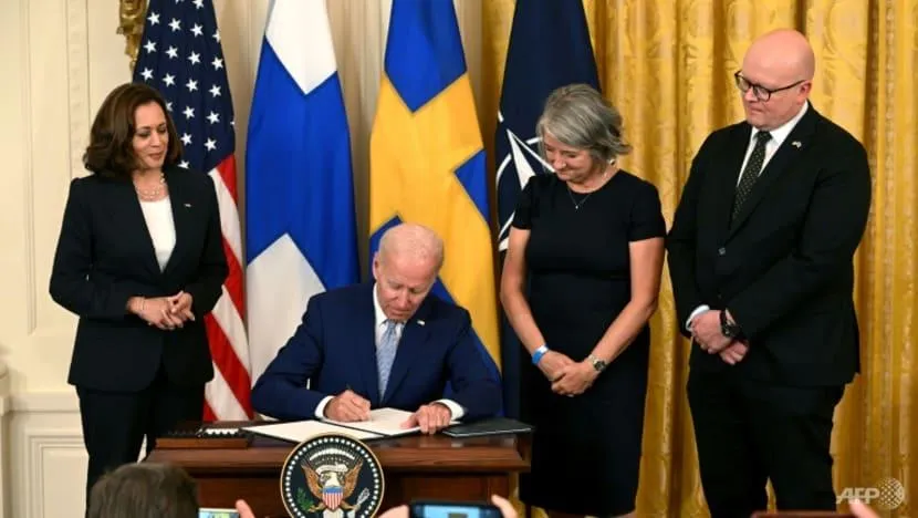 Tổng thống Mỹ Joe Biden (ngồi) đã ký nghị định thư phê chuẩn việc Phần Lan, Thụy Điển gia nhập ngày 9-8. Ảnh: AFP Tổng thống Mỹ Joe Biden (ngồi) đã ký nghị định thư phê chuẩn việc Phần Lan, Thụy Điển gia nhập ngày 9-8. Ảnh: AFP