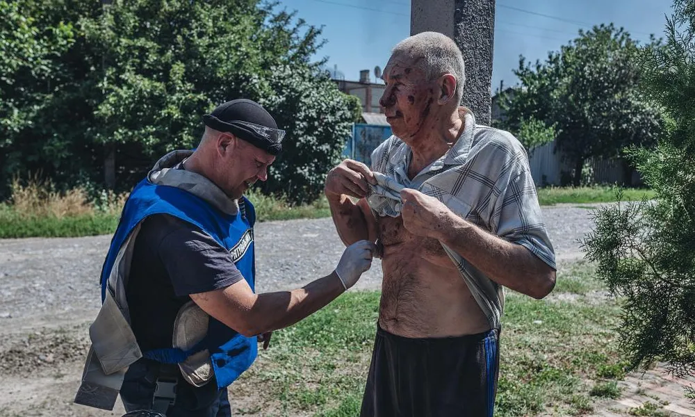 Người dân bị thương sau trận tập kích ở TP Bakhmut (tỉnh Donetsk, vùng Donbass, miền đông Ukraine) ngày 9-8. Ảnh: AFP