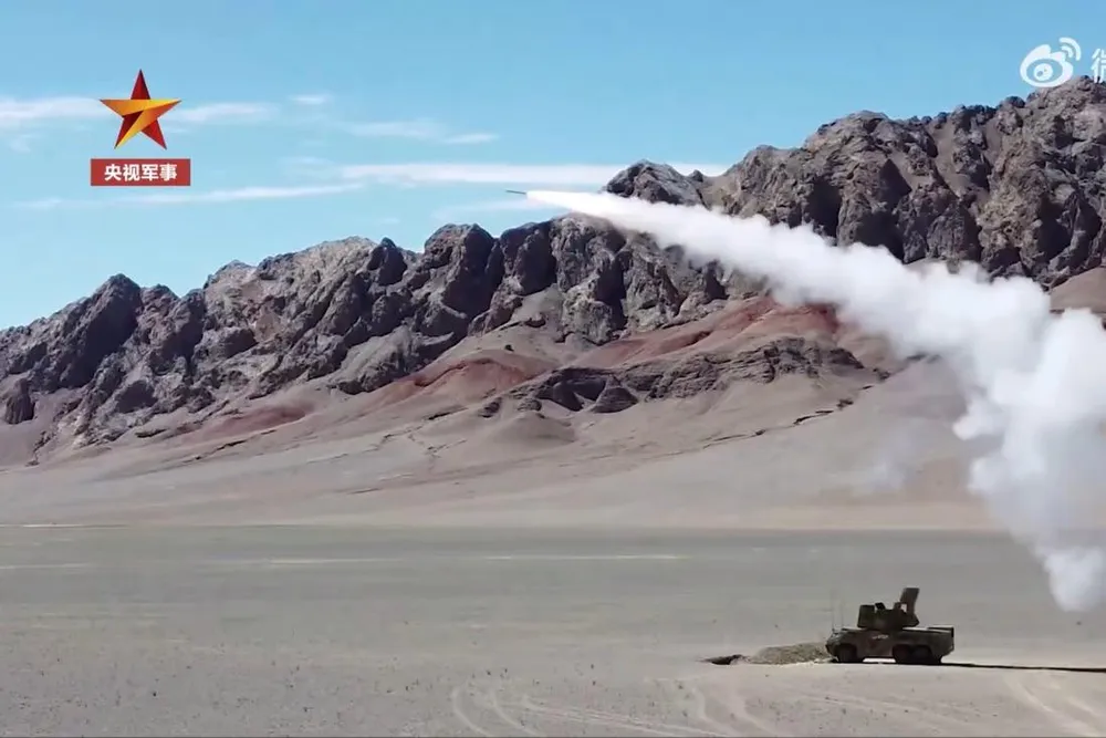 Trung Quốc tập trận bắn đạn thật và thử nghiệm tên lửa mới (được cho là HQ-17A) tại Tân Cương. Ảnh: CCTV Trung Quốc tập trận bắn đạn thật và thử nghiệm tên lửa mới (được cho là HQ-17A) tại Tân Cương. Ảnh: CCTV