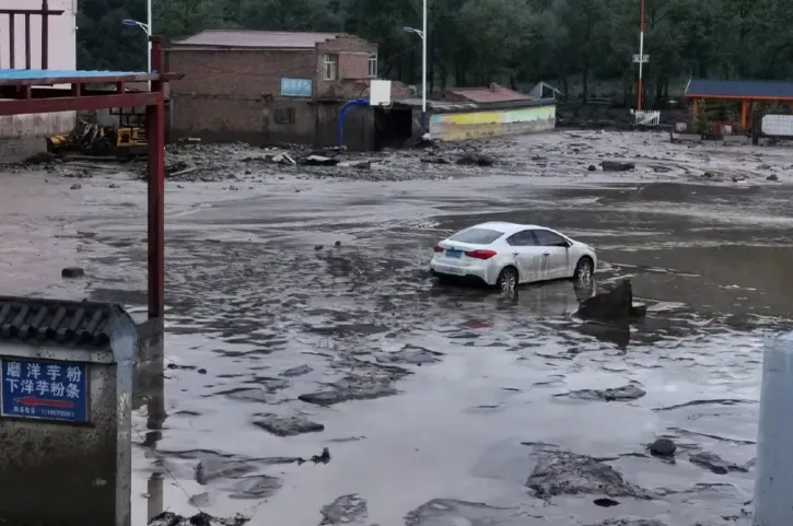 Một con đường ở huyện Đại Đồng, tỉnh Thanh Hải sau trận lũ quét ngày 18-8. Ảnh: WEIBO